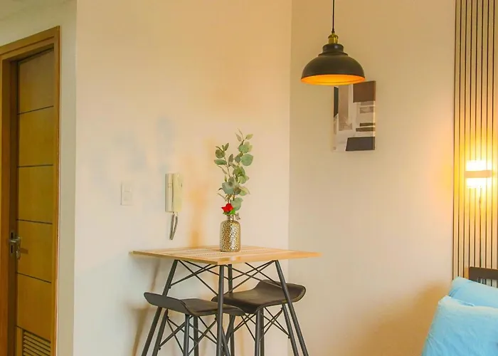 Casa - Charm With Skyline Views Near Ayala Mall
